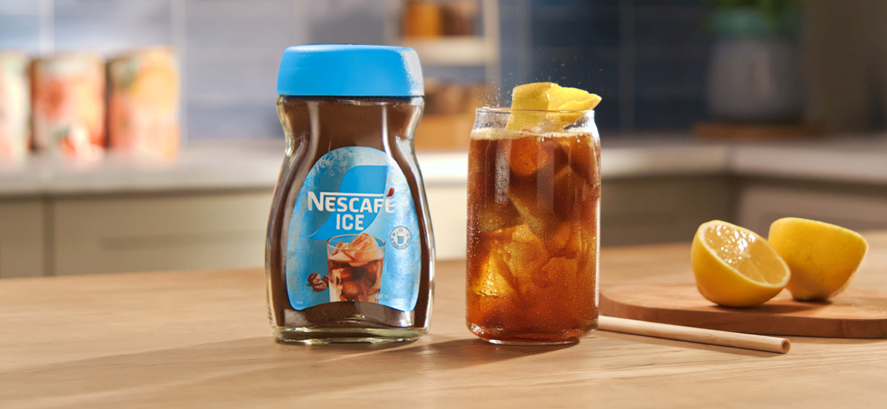Producto NESCAFÉ frío junto a un vaso de café frío