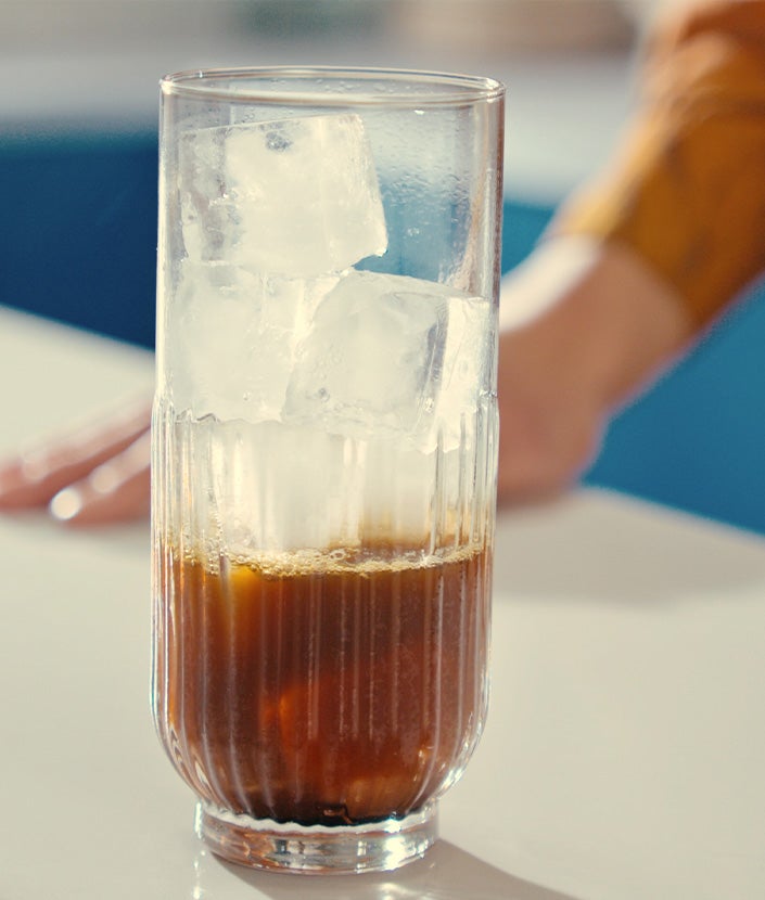 Vaso con café y hielo