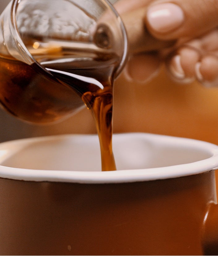 Café vertido en una taza