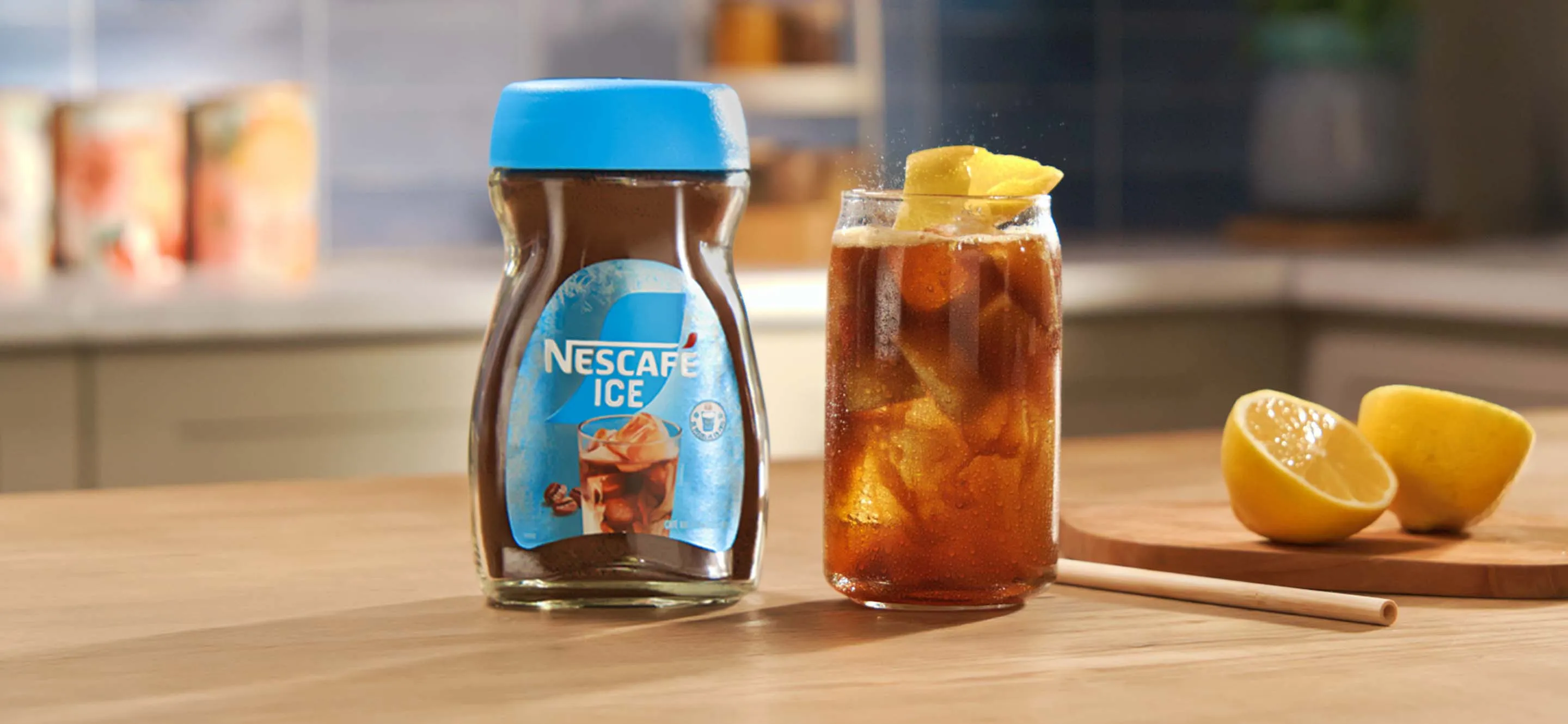 Producto NESCAFÉ frío junto a un vaso de café frío
