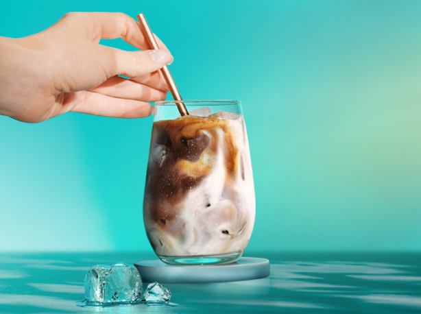 NESCAFÉ Espresso Concentrate vermischt sich im Glas mit der Milch und erzeugt einen schönen Marmorierungseffekt