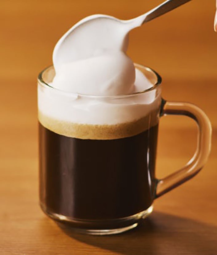 Melnās kafijas tasīte ar putukrējumu