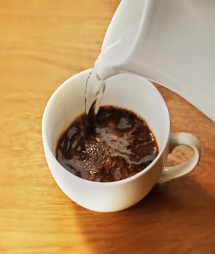 Melnā kafija, kas tiek aplieta ar karstu ūdeni