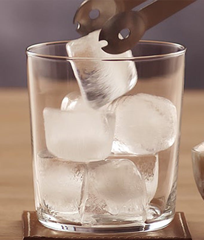 Lisage jääkuubikud kõrgesse klaasi. 