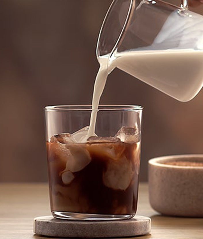 Kafijas glāzei ar ledus gabaliņiem jāuzlej piens