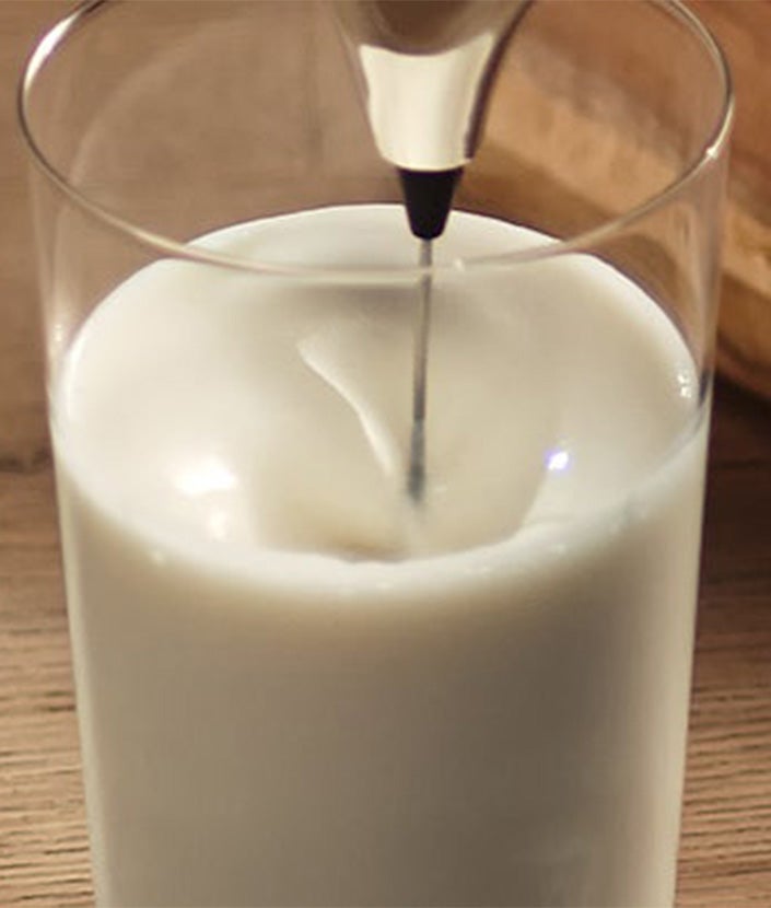 Ar rokas putotāju 3 minūtes puto pienu. Ja lieto cukuru, pievieno to pienam pirms putošanas. Mērķis ir iegūt 2 pirkstus jeb 35 mm biezu putu kārtiņu.