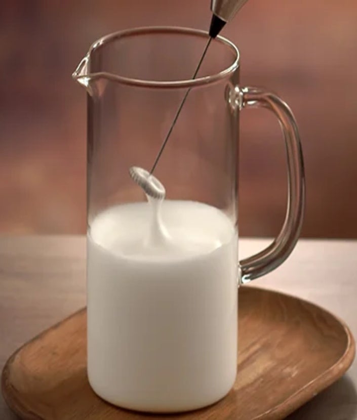 Stikla traukā jāsakuļ piens