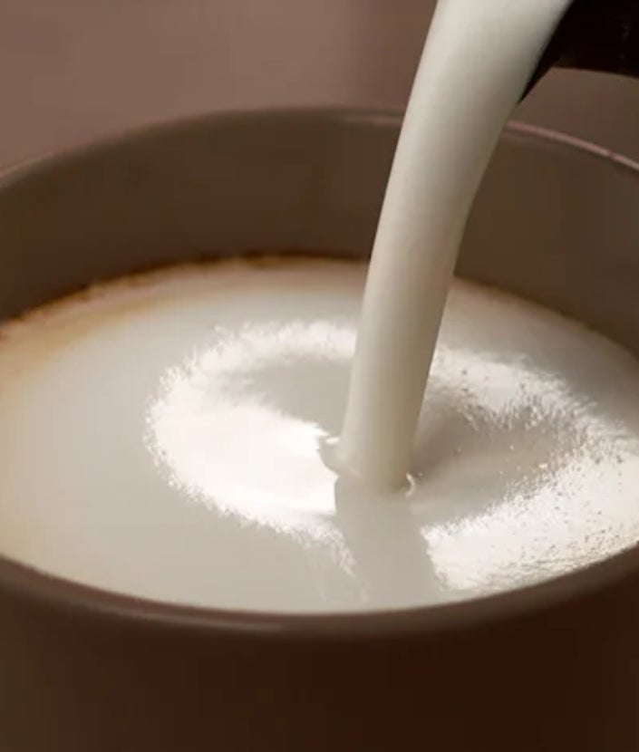 Sakulto pienu jāielej kafijas tasītē 