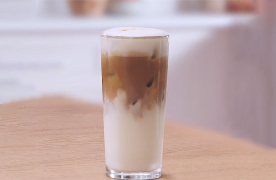 Karamelinė ledinė kava latt macchiato