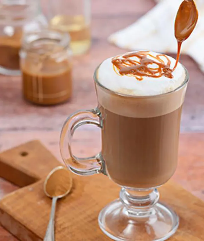 Macchiato kafijas tasīte jāapsmidzina ar karameles sīrupu