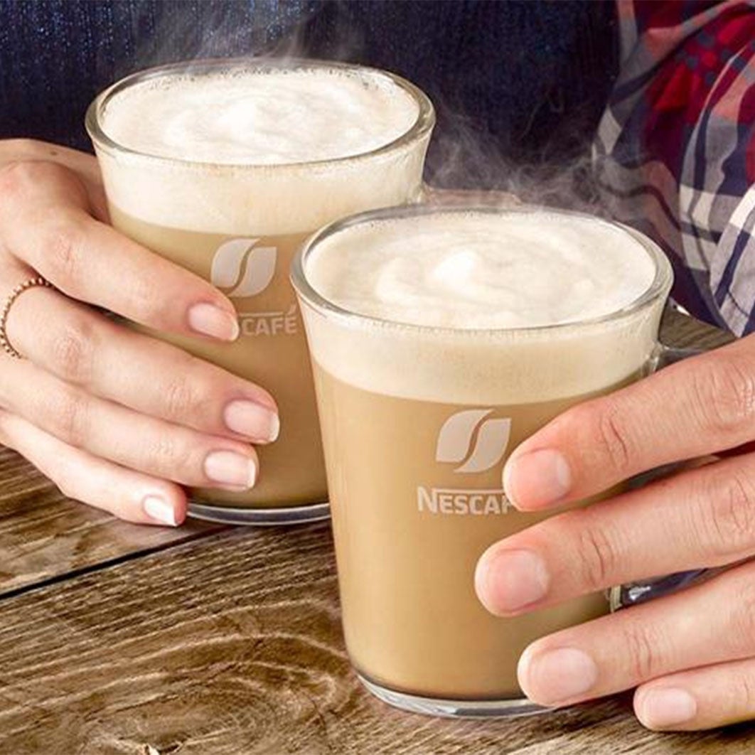 Deux mains tenant des tasses à café