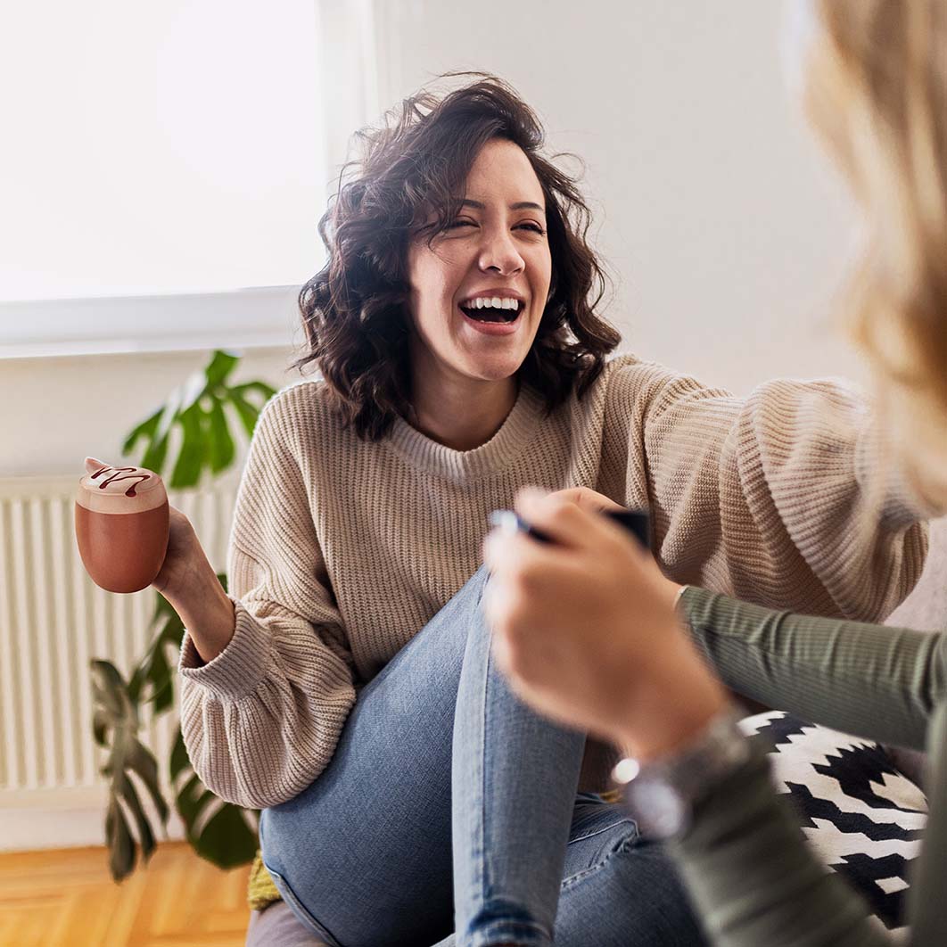femme qui boit du café