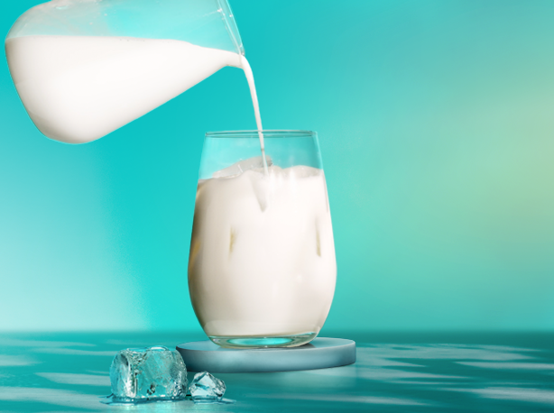 Image du versement de lait dans le verre.