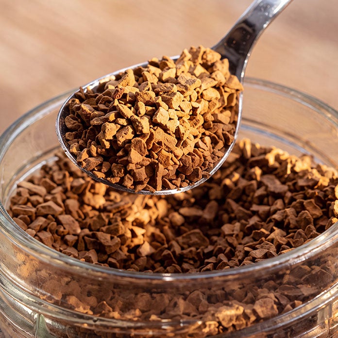 NESCAFÉ® GOLD koffie op een lepel
