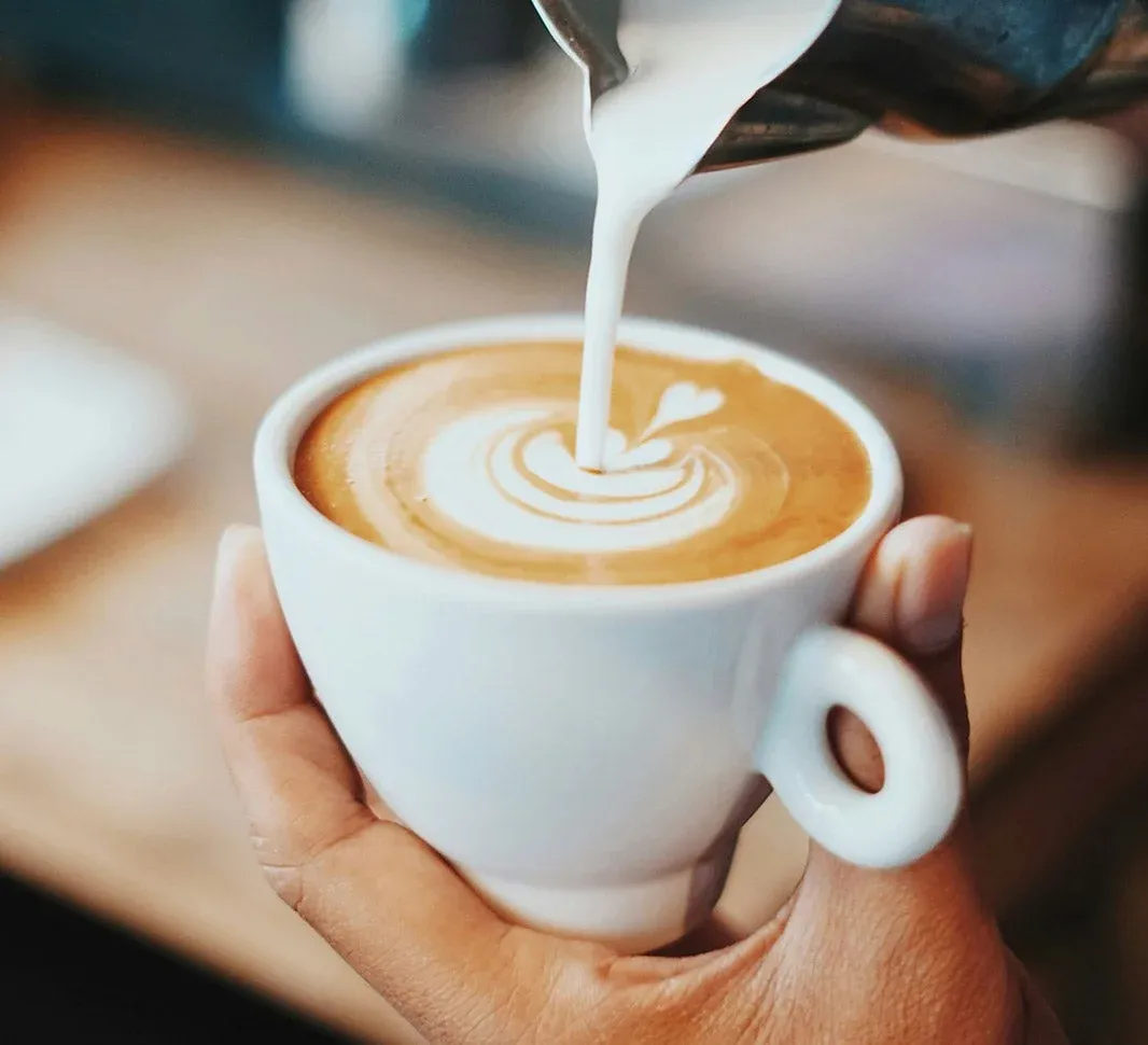 Lait versé et café