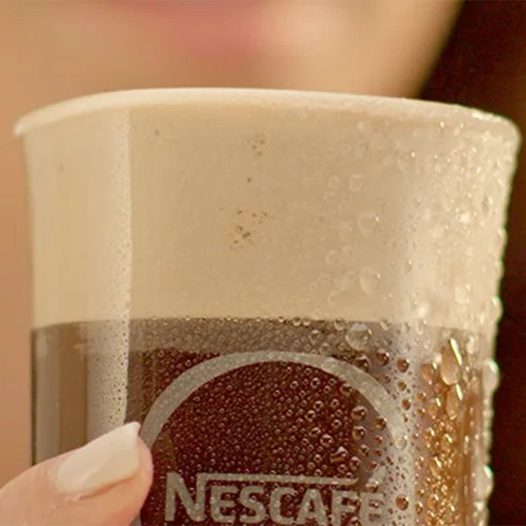 Чаша с разтворимо NESCAFÉ Frappé Americano