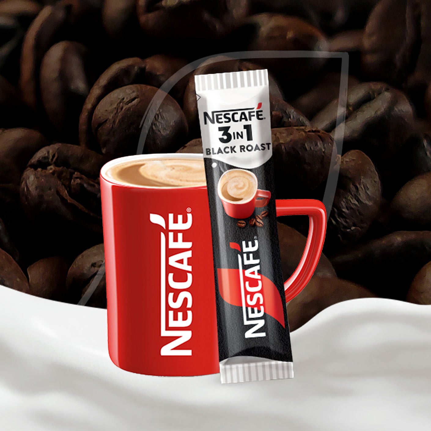 Червена чаша NESCAFE и пакетче NESCAFE 3in1 Black Roast, на заден фон кафе и млечна вълна