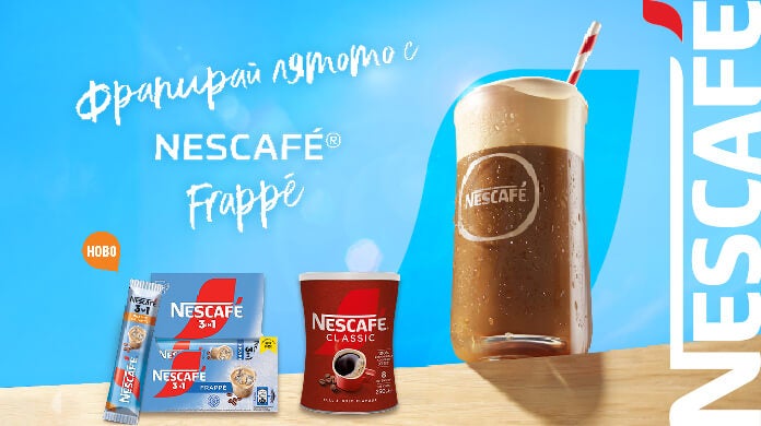 Стъклена чаша с напитка NESCAFÉ Frappé на масата