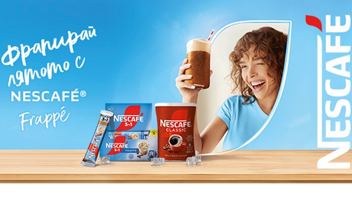 Стъклена чаша с напитка NESCAFÉ Frappé на масата