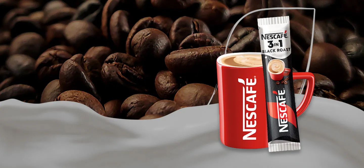 Пакетче NESCAFÉ 3in1 Black Roast и чаша на фона на кафе и вълна от разлято мляко