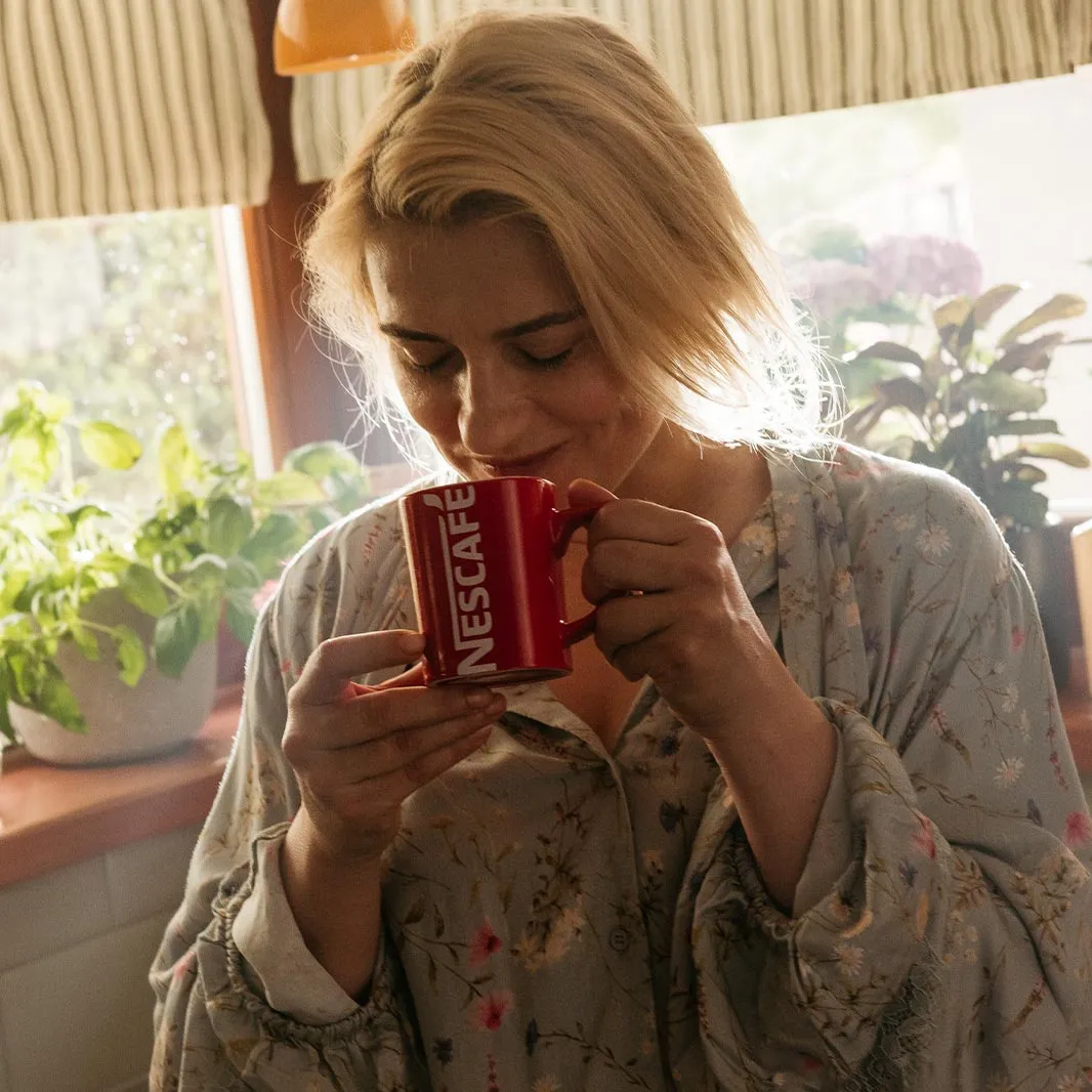 жена пиеща кафе nescafé