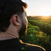 produtor em frente a fazenda de café no brasil