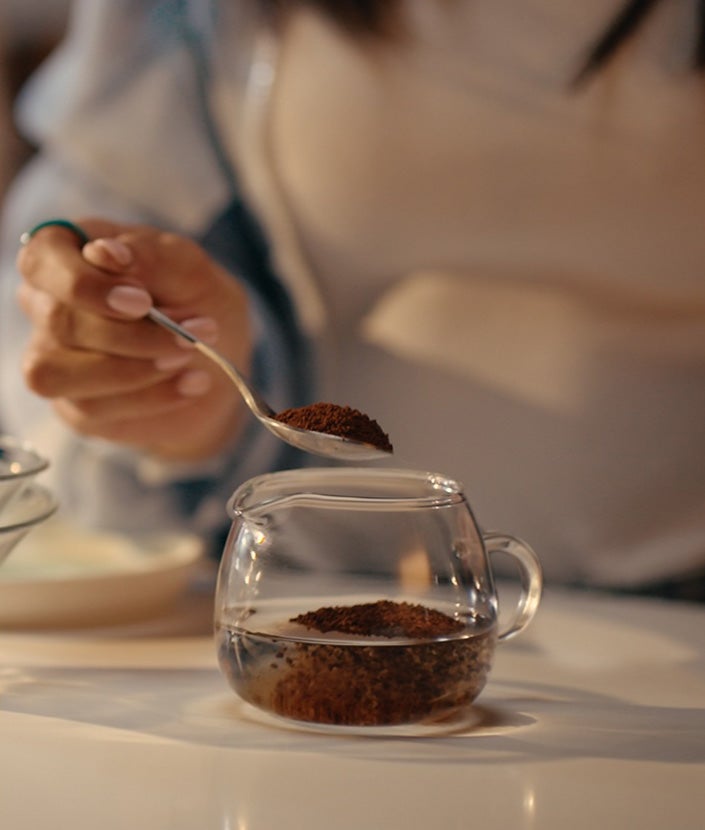 Adicionando pó de café a uma jarra