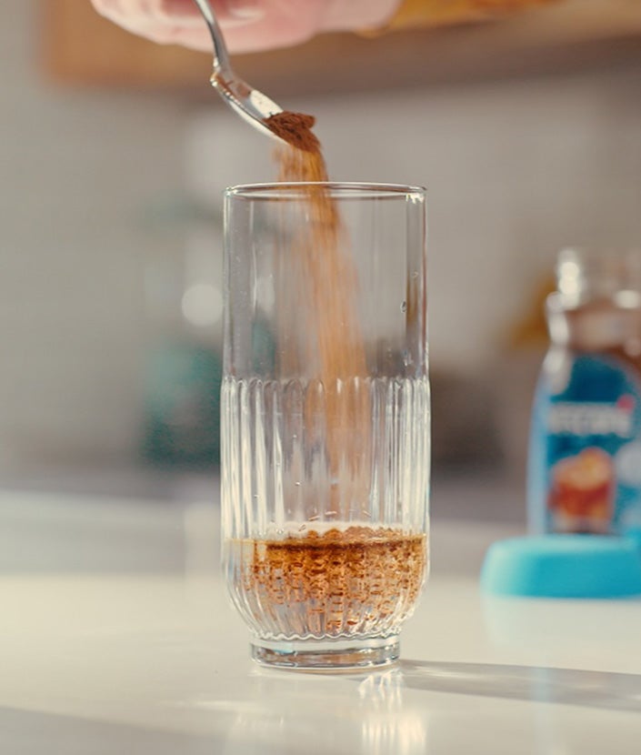 Colocando café em um copo