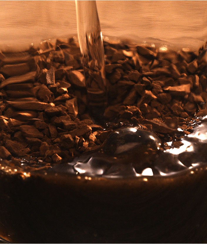 Misturando água quente no NESCAFÉ® Gold