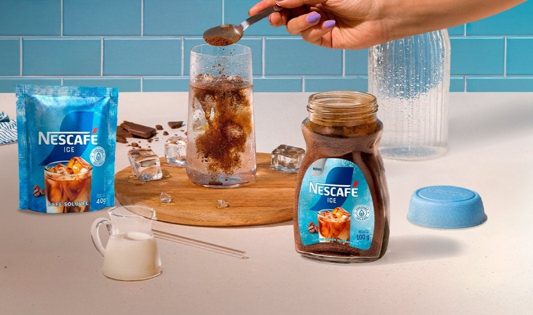 Uma coleção de produtos NESCAFÉ® e copos de café gelado