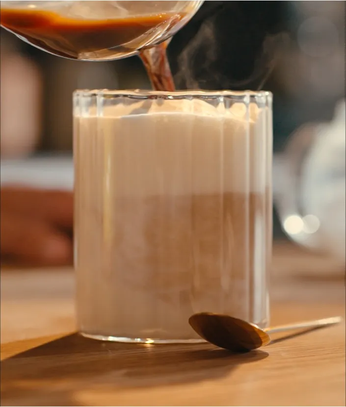 Adicionando café ao leite