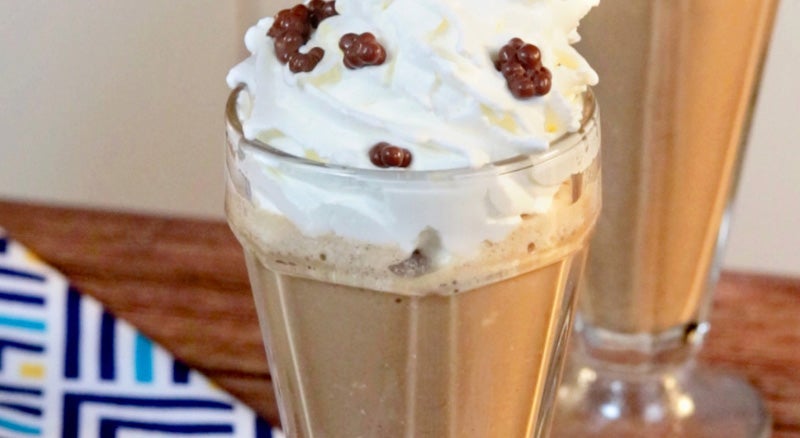 vaso largo de bebida a base de cafe con crema batida