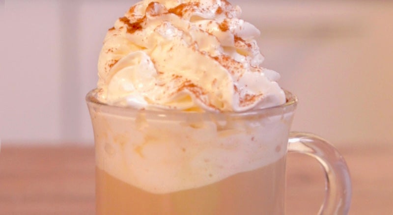 taza de cafe con leche condensada y crema batida