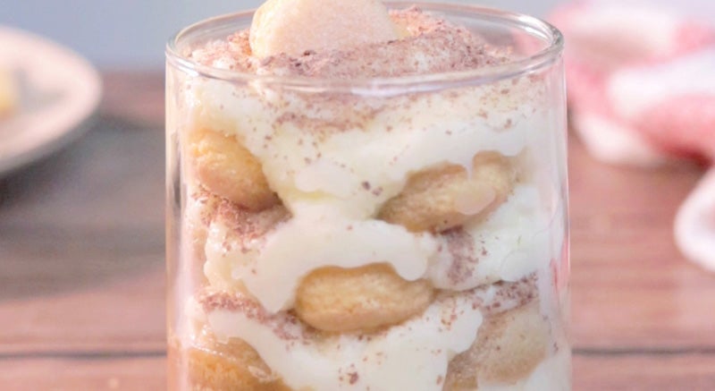 vaso de vidrio con postre a base de cafe