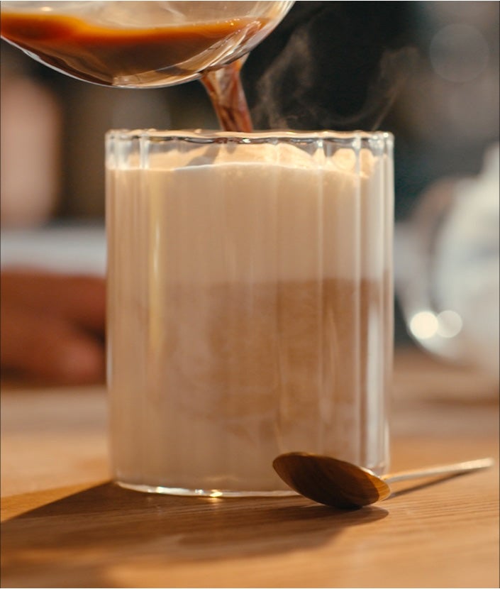 Se agrega café a la leche