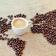 Mapamundi hecho con granos de café y taza de café con leche
