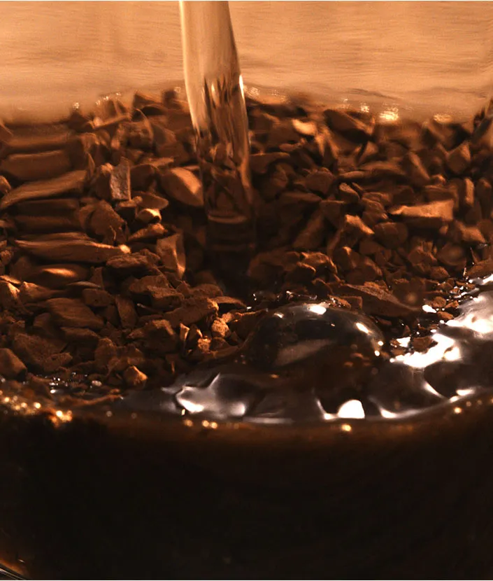 Mezcla agua caliente con NESCAFÉ® Gold