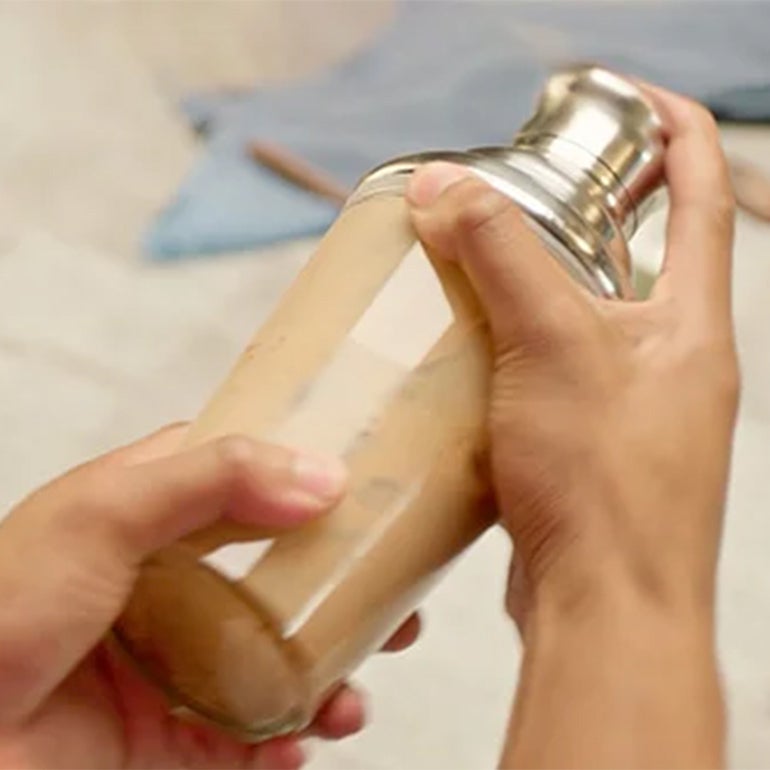 Personne agitant le NESCAFÉ Frappé Cappuccino Mocha