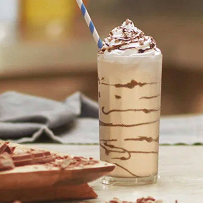 Verre contenant un NESCAFÉ Frappé Cappuccino Mocha 
