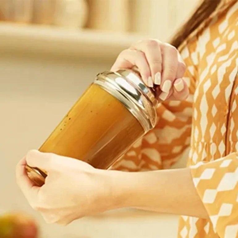 quelqu'un qui agite le NESCAFÉ Mango Frappé