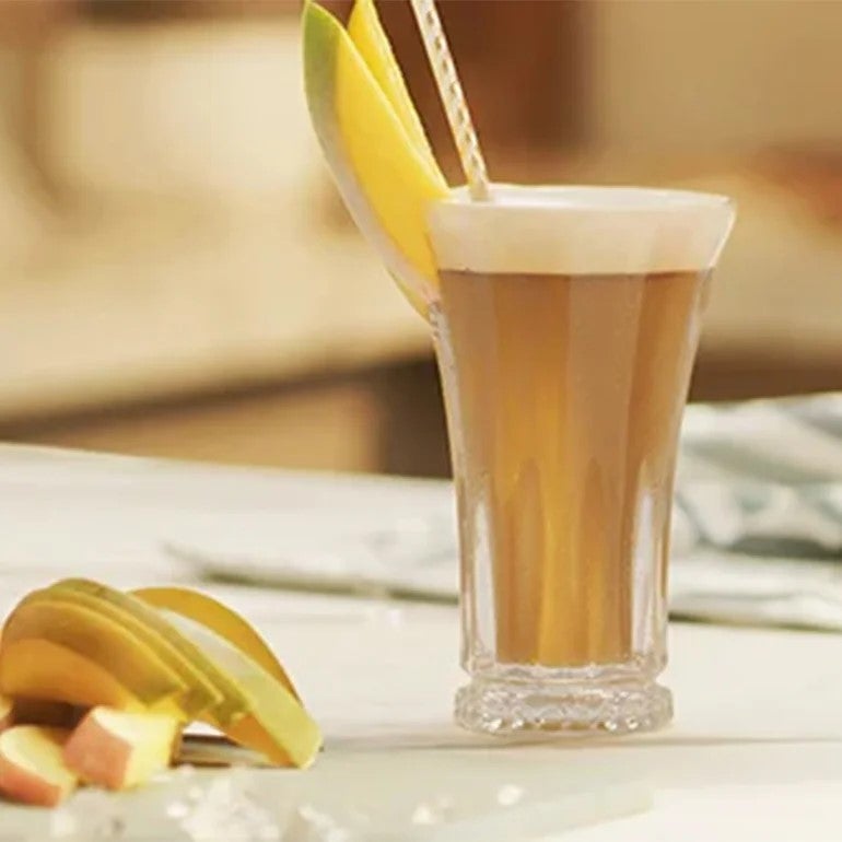 Verre contenant un NESCAFÉ Mango Frappé 