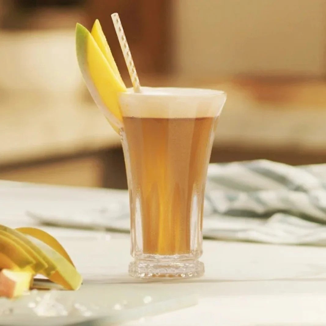 Verre contenant un NESCAFÉ Mango Frappé 