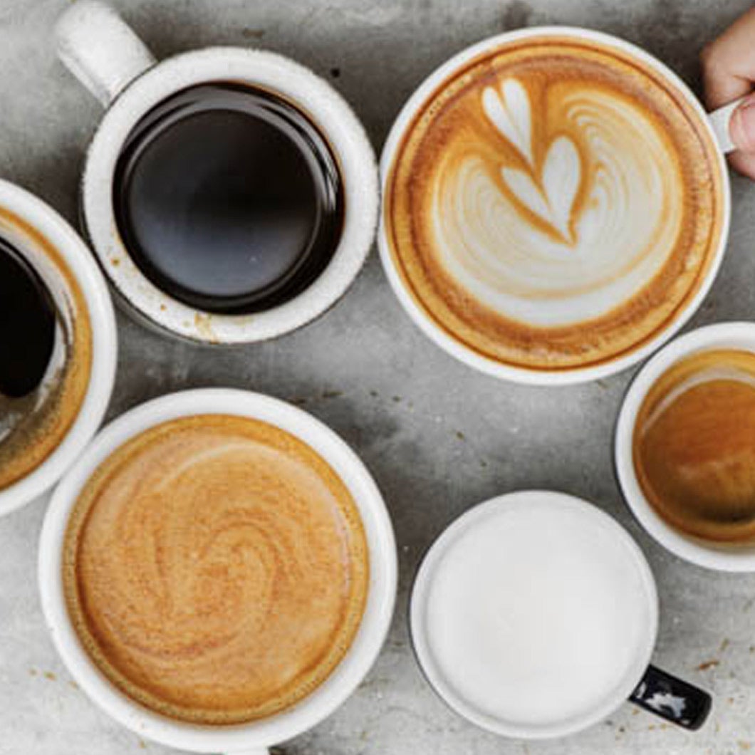 tasses avec différentes sortes de café