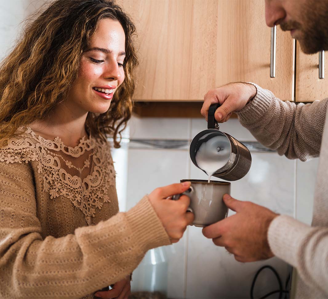 Köstlicher zu Hause zubereiteter Cappuccino