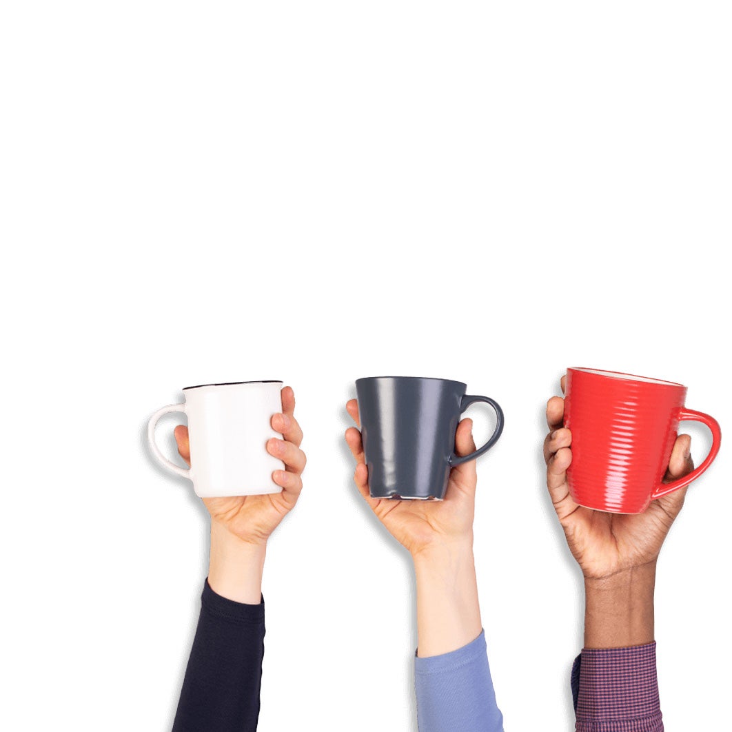 les mains tiennent des tasses