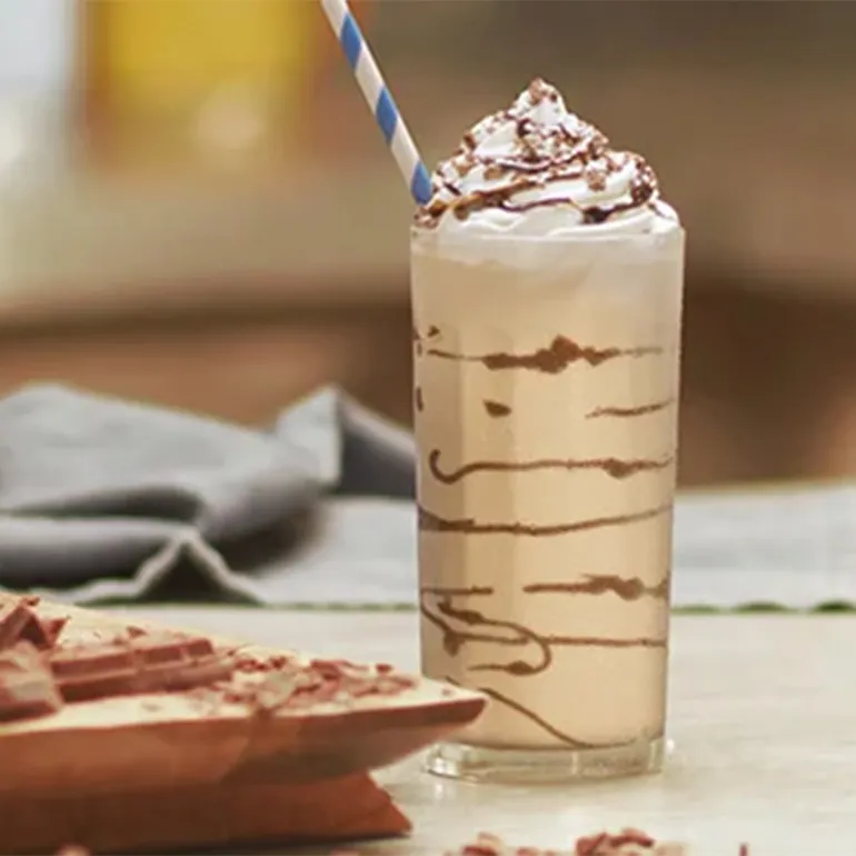 Verre contenant un NESCAFÉ Frappé Cappuccino Mocha 