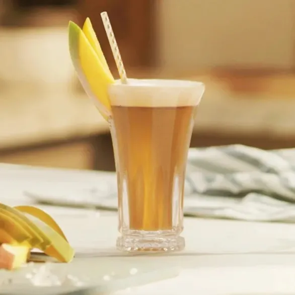Verre contenant un NESCAFÉ Mango Frappé 