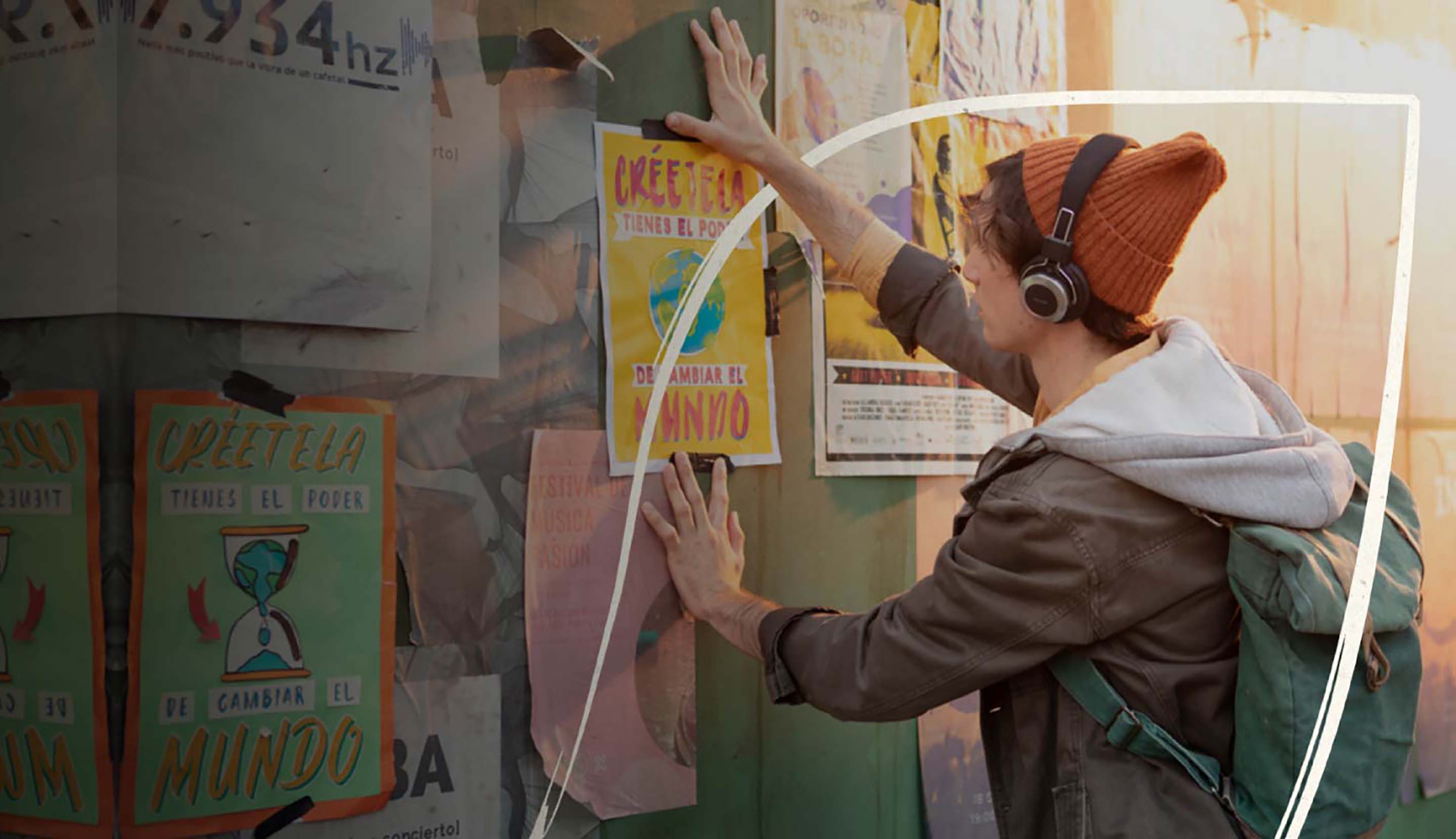 Joven colgando carteles sobre el mundo de hoy