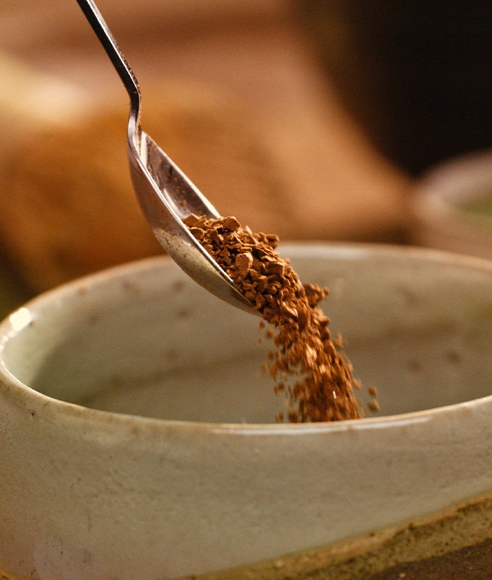Cuchara de café siendo vertida en bowl