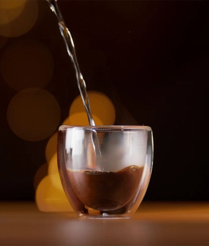 Mezcla el café NESCAFÉ® Fina Selección con agua tibia y miel.